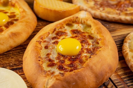 Хачапури по-аджарски с беконом