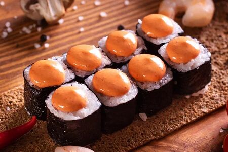 Ролл спайси с лососем