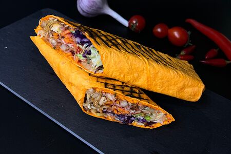 Шаурма с курицей в сырном лаваше