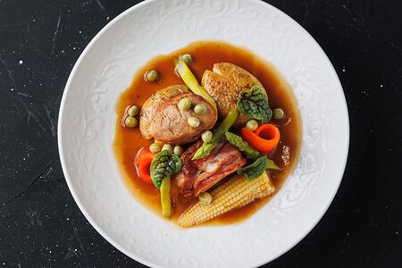 Медальоны из свинины с картофелем бэби и овощами су-вид, под соусом Джус