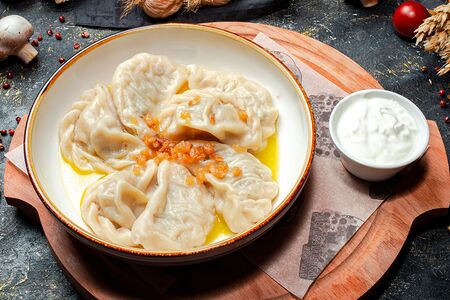 Вареники с картошкой, грибами и шкварками