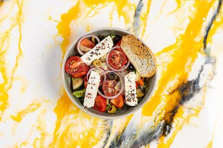 Греческий салат с сиртаки