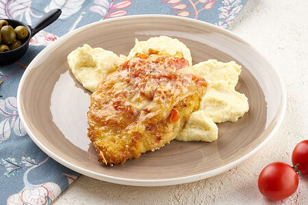 Шницель из куриной грудки с моцареллой и картофельным пюре