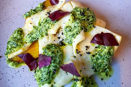 Кальмары с мини-картофелем и соусом песто