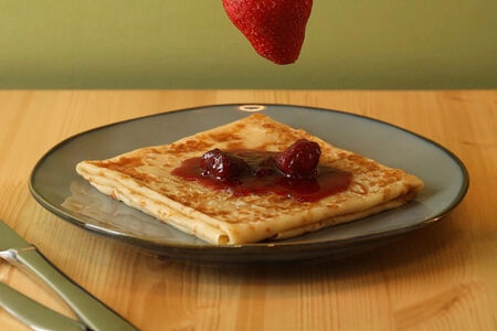 Блин с клубничным вареньем