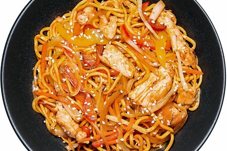 Удон с курицей в остром соусе