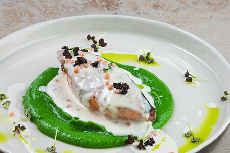 Томленый лосось с кремом из горошка с томатами конфи и копчено-икорным соусом