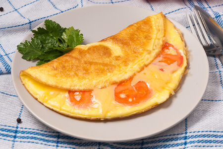 Омлет с томатом и сыром