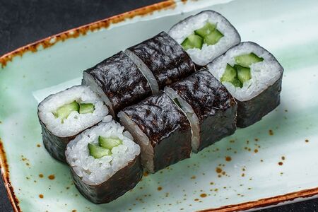 Маки с хрустящим огурцом