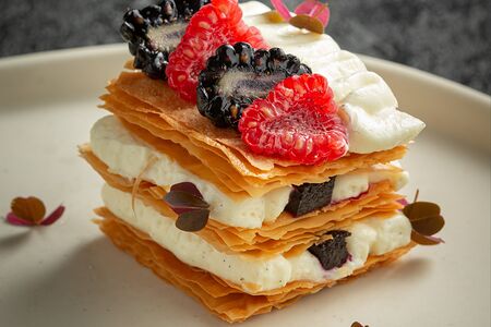 Мильфей с ягодами