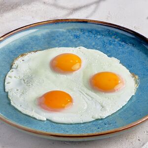 Яичница глазунья из трёх яиц