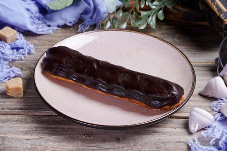 Эклер шоколадный