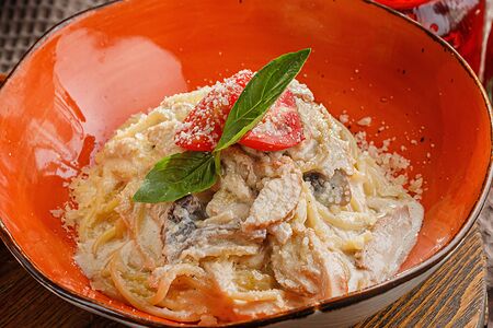 Паста под сливочным соусом альфредо