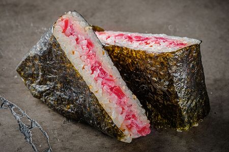 Онигири с тунцом