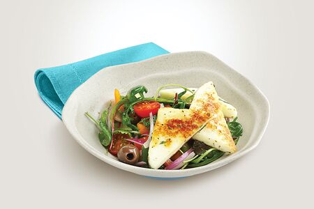 Салат с жареным домашним сыром и оливками