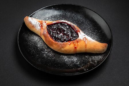 Хачапури по-аджарски с брусникой