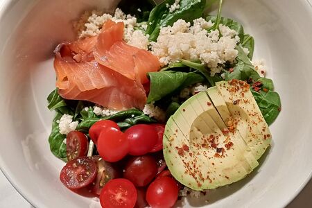 Салат с кускусом, лососем, шпинатом и авокадо в соевом соусе