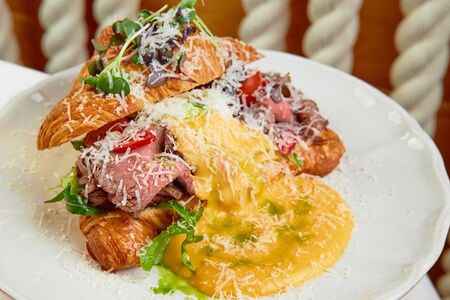 Круассан с ростбифом