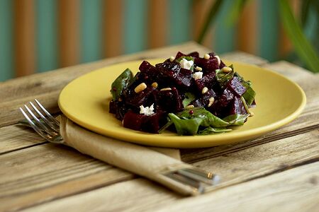 Салат из запечённой свеклы со шпинатом и кедровым орехом
