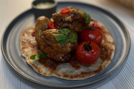 Цыплёнок-корнишон с чесноком и томатами