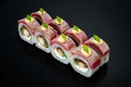 В опалённом тунце с темпурной креветкой и огурцом