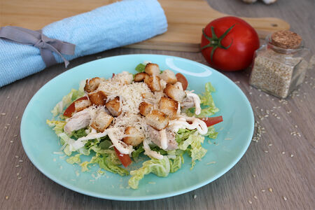 Салат Цезарь с курицей