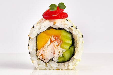 Урамаки-ролл Crab Mango с Камчатским крабом