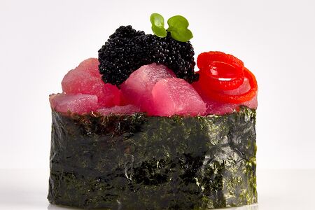 Гункан Spicy Тунец с икрой Тобико