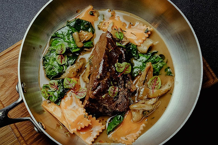 Телячьи щечки с равиоли и шпинатом