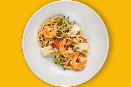 Спаггети, креветки, томаты, сыр бри