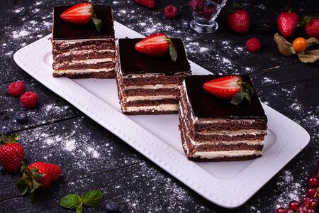 Пирожное шоколадно-сливочное