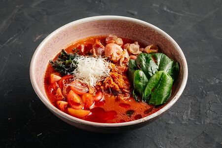 Томатный мисо-рамен с беконом и шпинатом