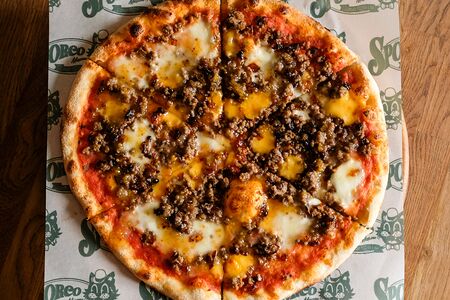 Пицца с говяжьим фаршем, луком и медовым соусом