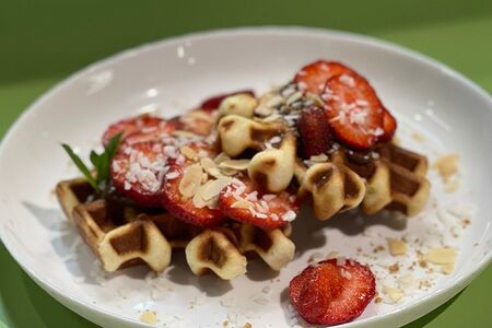 Вафля с шоколадной пастой и свежими ягодами