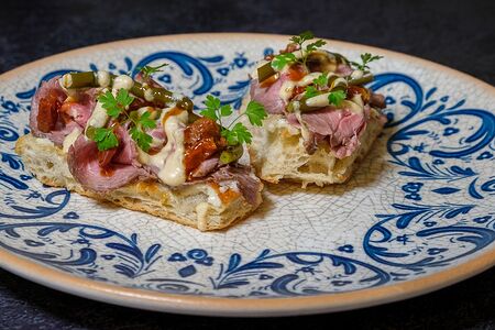 Храшунеби с ростбифом, маринованной черемшой и миндальным баже