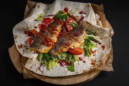 Филе сибаса со свежими овощами на лаваше