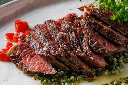 Стриплойн из говядины, сальса, соус чимичурри