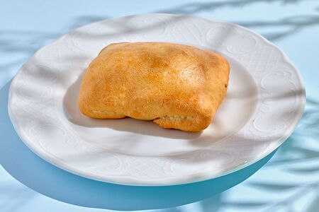 Пирожок с ветчиной и сыром