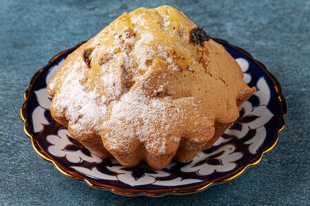 Кекс с изюмом