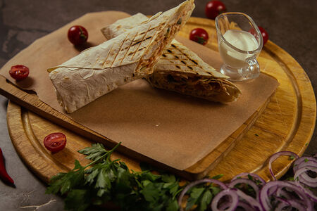 Шаурма на углях с курицей и грибами