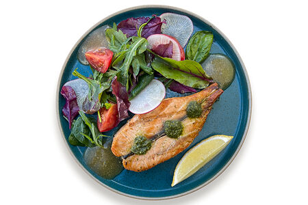 Стейк из лосося с микс-салатом