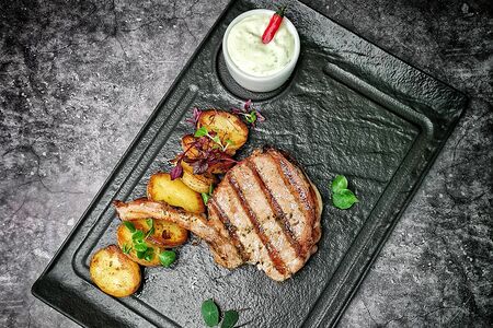 Антрекот из свинины в прованских травах с картофелем и сметанно-острым соусом