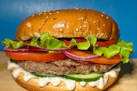 Барбекю-бургер с говяжьей котлетой