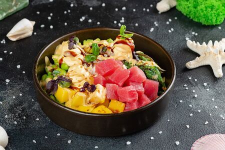 Поке с тунцом и соусом маракуйя