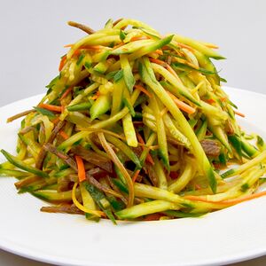 Салат из говядины с огурцом в масляном соусе