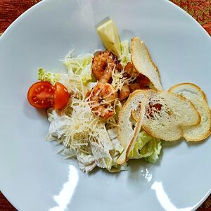 Салат Цезарь с креветками