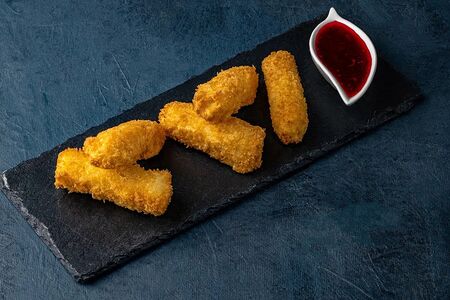 Жареный сыр в панировке с ягодным соусом 