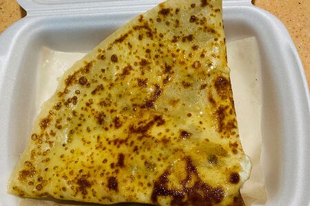 Блин с творожной массой и консервированным ананасом