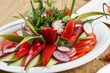 Ассорти из свежих овощей