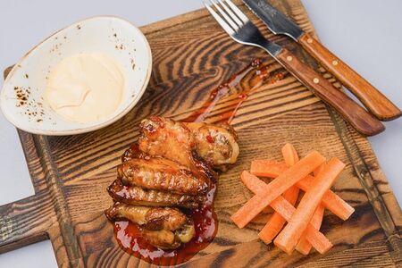 Куриные крылышки барбекю со свежей морковью